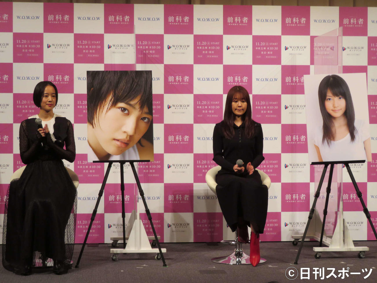 「WOWOWオリジナルドラマ　前科者－新米保護司・阿川佳代－」完成報告会でデビュー当時の写真を横に語る石橋静河（左）と有村架純（撮影・村上幸将）