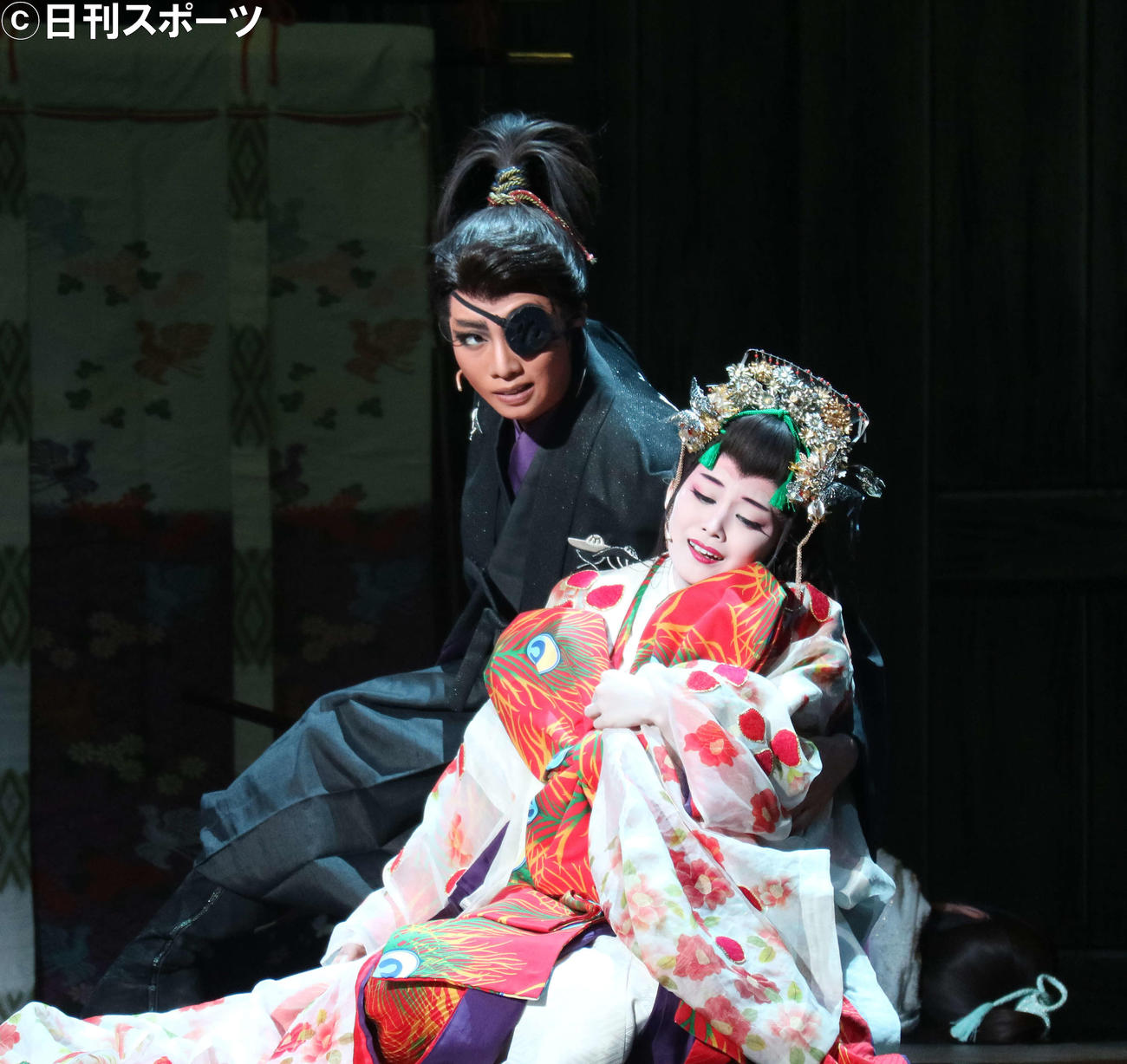 宝塚歌劇団星組公演「柳生忍法帖」で柳生十兵衛を演じるトップ礼真琴（左）、ゆら役の舞空瞳（撮影・小林千穂）