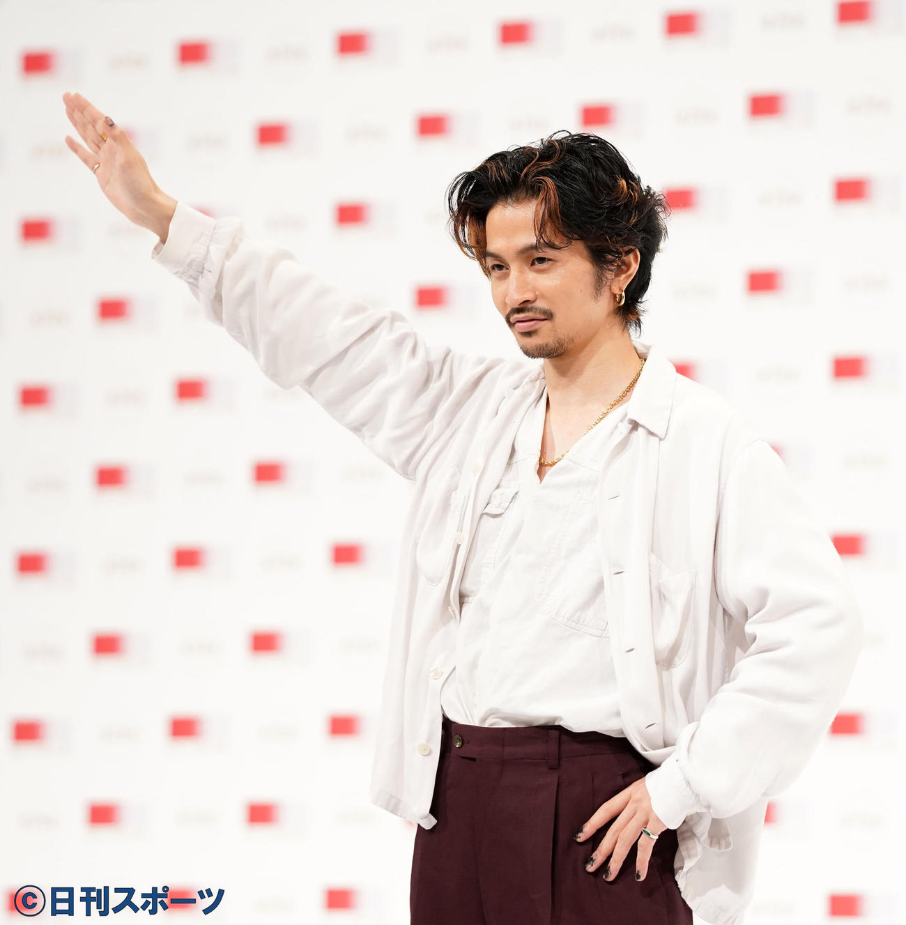 紅白歌合戦初出場が決まり笑顔で手を振るmillennium parade　×　Belleの常田大希（撮影・横山健太）