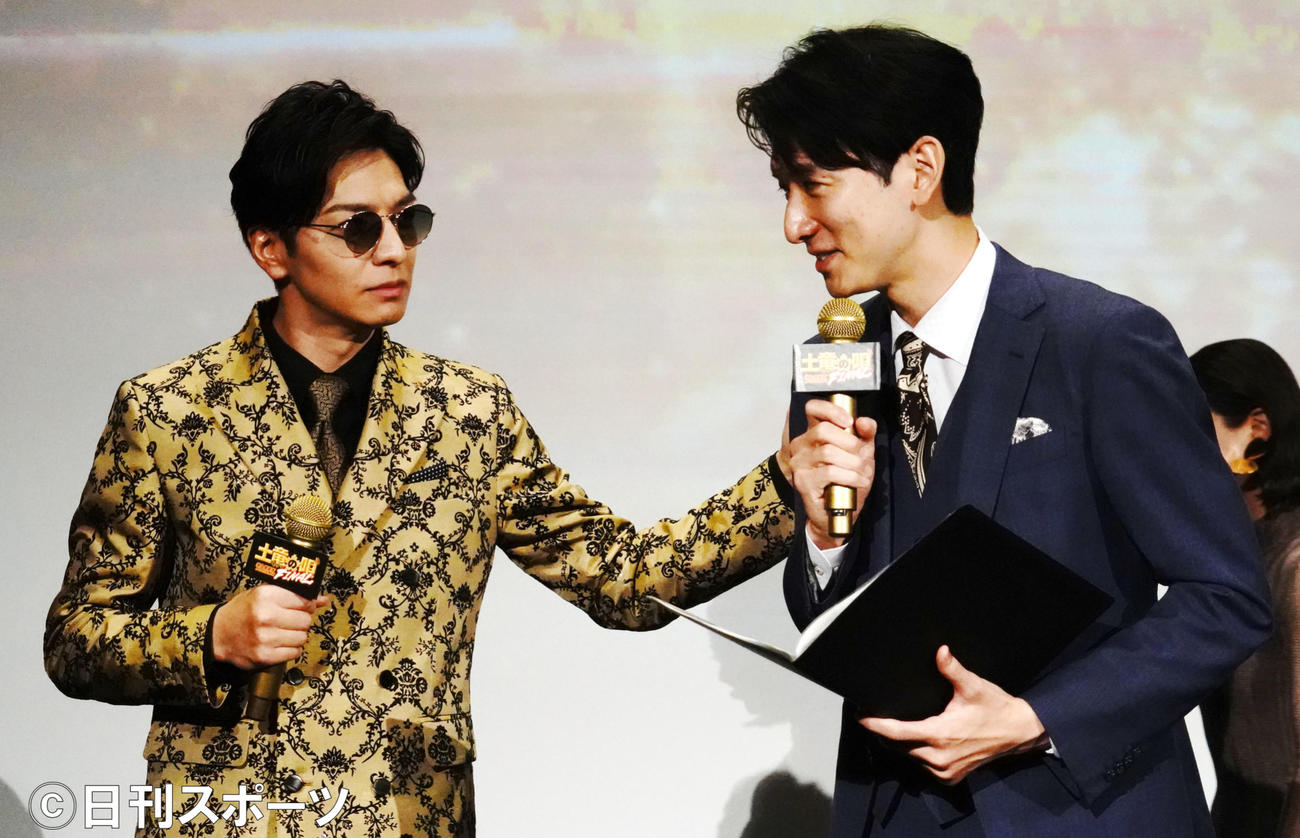 映画「土竜の唄　FINAL」の初日舞台あいさつに出席した生田斗真（左）と弟のフジテレビ生田竜聖アナウンサー（撮影・佐藤成）