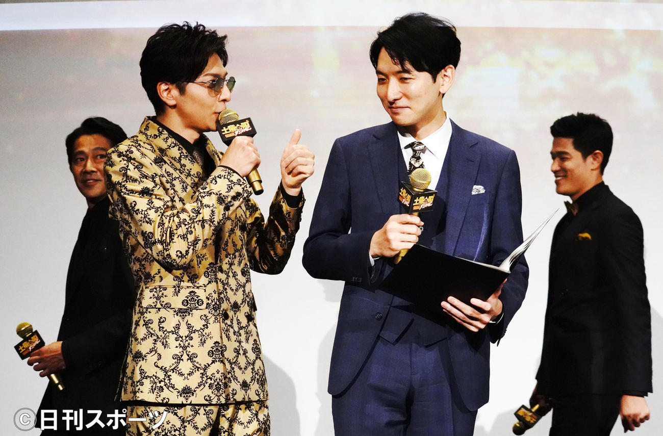 映画「土竜の唄　FINAL」の初日舞台あいさつに出席した生田斗真（左）と弟のフジテレビ生田竜聖アナウンサー（撮影・佐藤成）