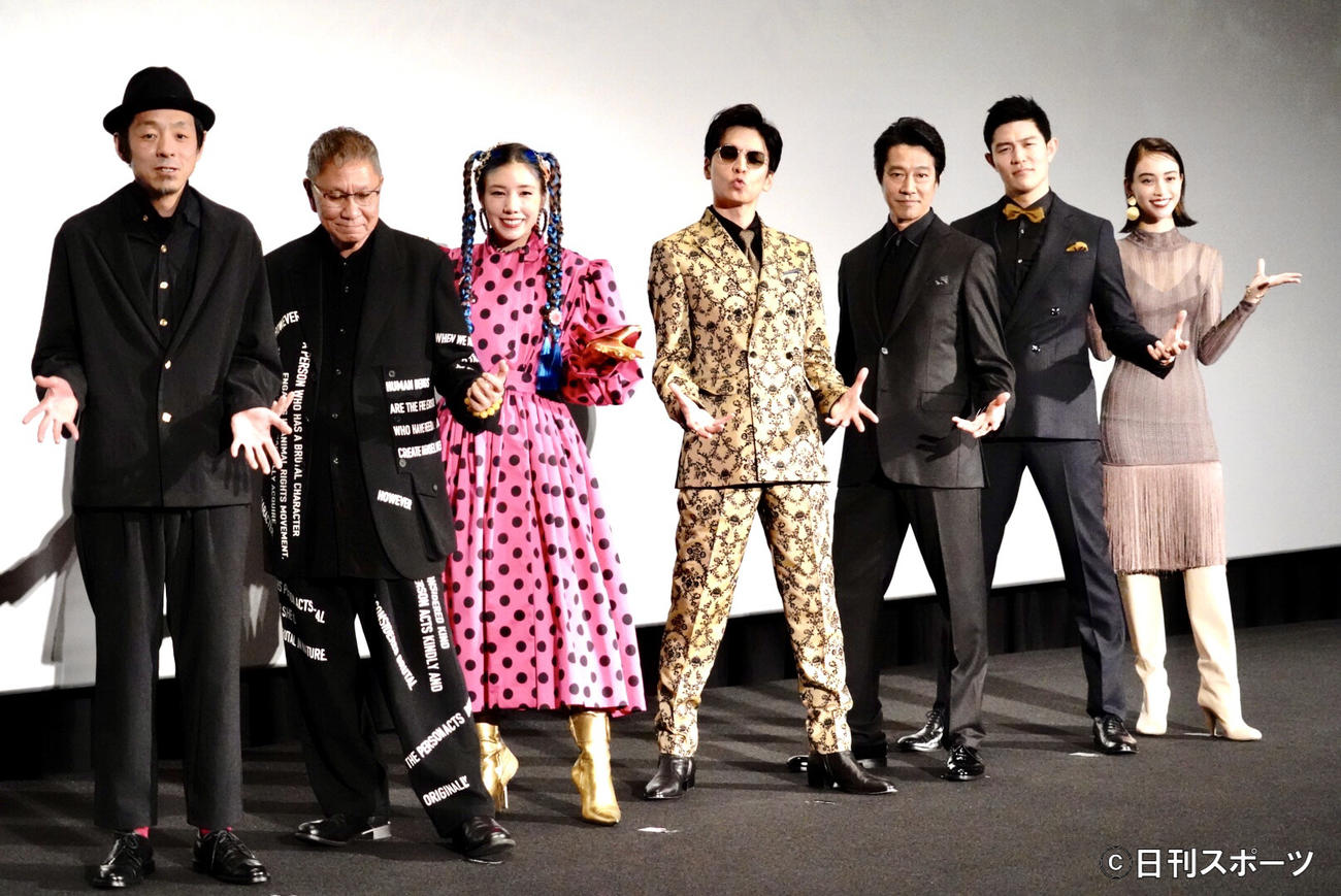 映画「土竜の唄　FINAL」の初日舞台あいさつに出席した、左から宮藤官九郎、三池崇史監督、仲里依紗、生田斗真、堤真一、鈴木亮平、滝沢カレン（撮影・佐藤成）