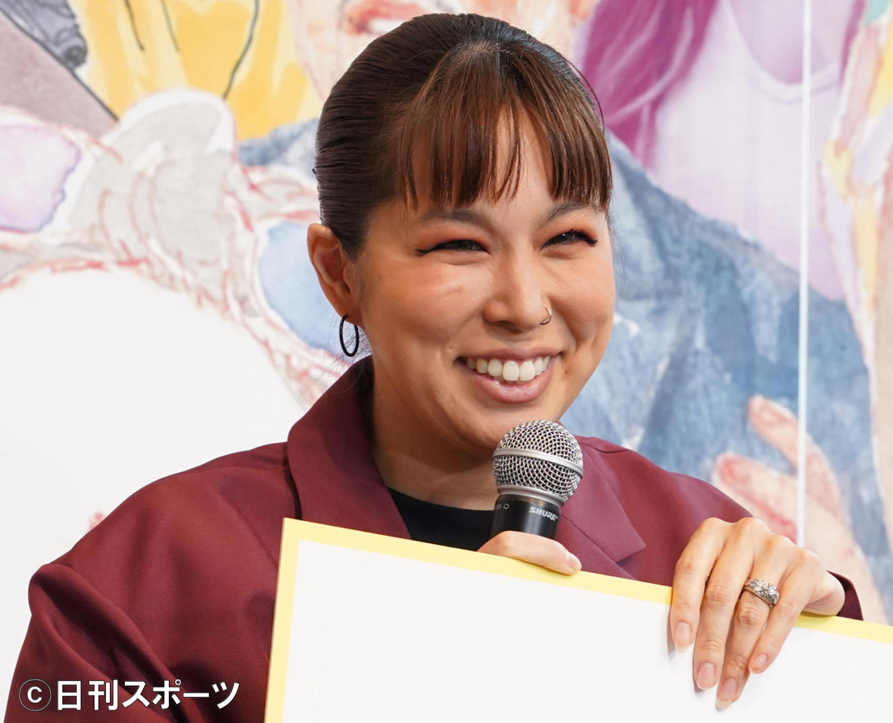 フリップに「世界平和」と書いた、AI（撮影・佐藤勝亮）