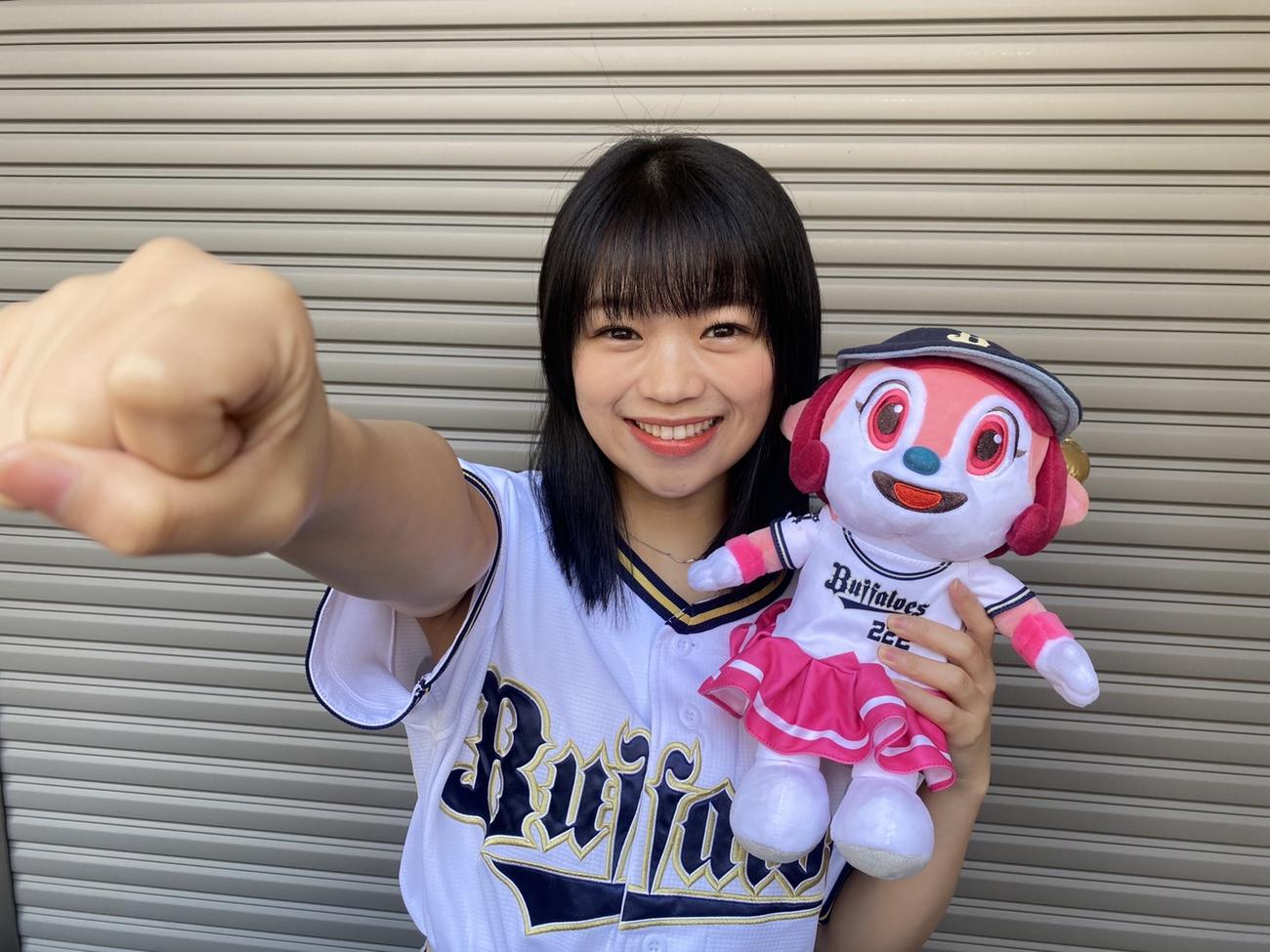 日本シリーズに臨むオリックスにエールを送るラストアイドル岡村茉奈
