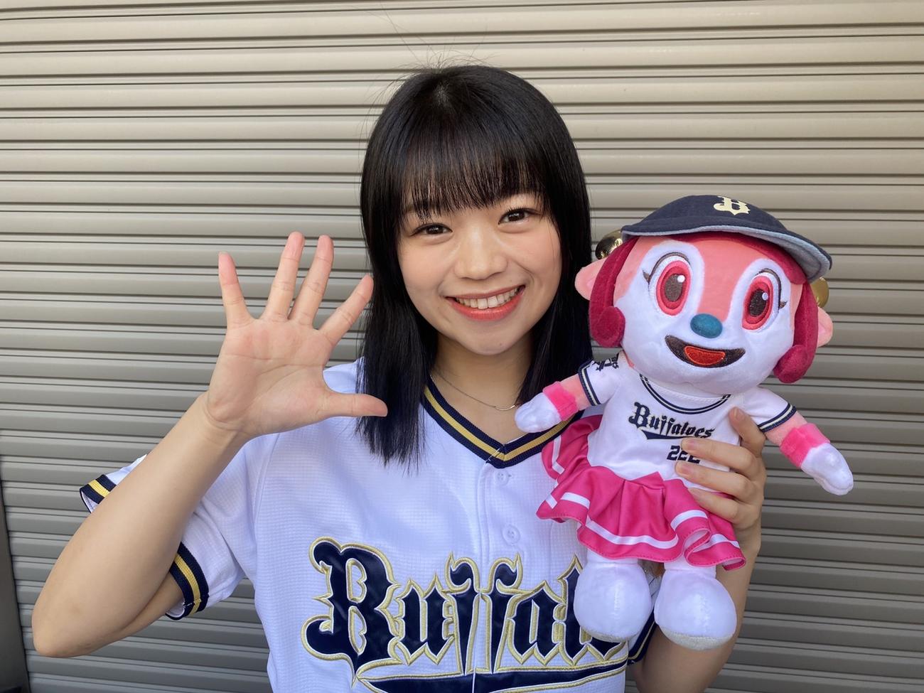 日本シリーズに臨むオリックスにエールを送るラストアイドル岡村茉奈
