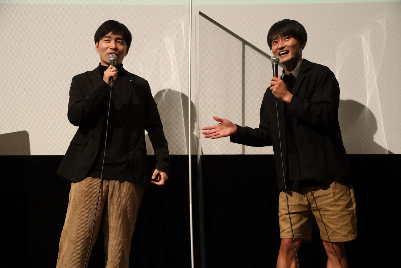 主演映画「サンチョー」の初日舞台あいさつに出席したジャルジャルの後藤淳平（左）と福徳秀介