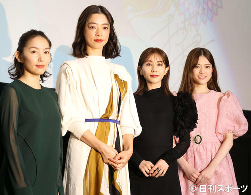 映画「ずっと独身でいるつもり？」の公開記念舞台あいさつに出席した、左から徳永えり、市川美和子、田中みな実、松村沙友理（撮影・小林千穂）