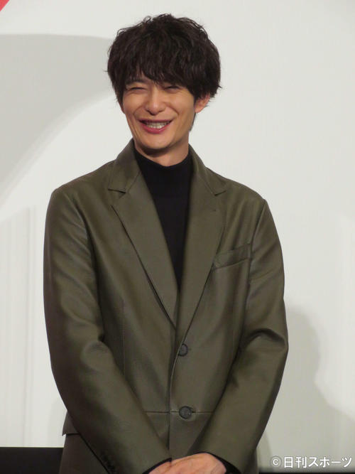 映画「聖地X」公開記念舞台あいさつで笑みを浮かべる岡田将生（撮影・村上幸将）