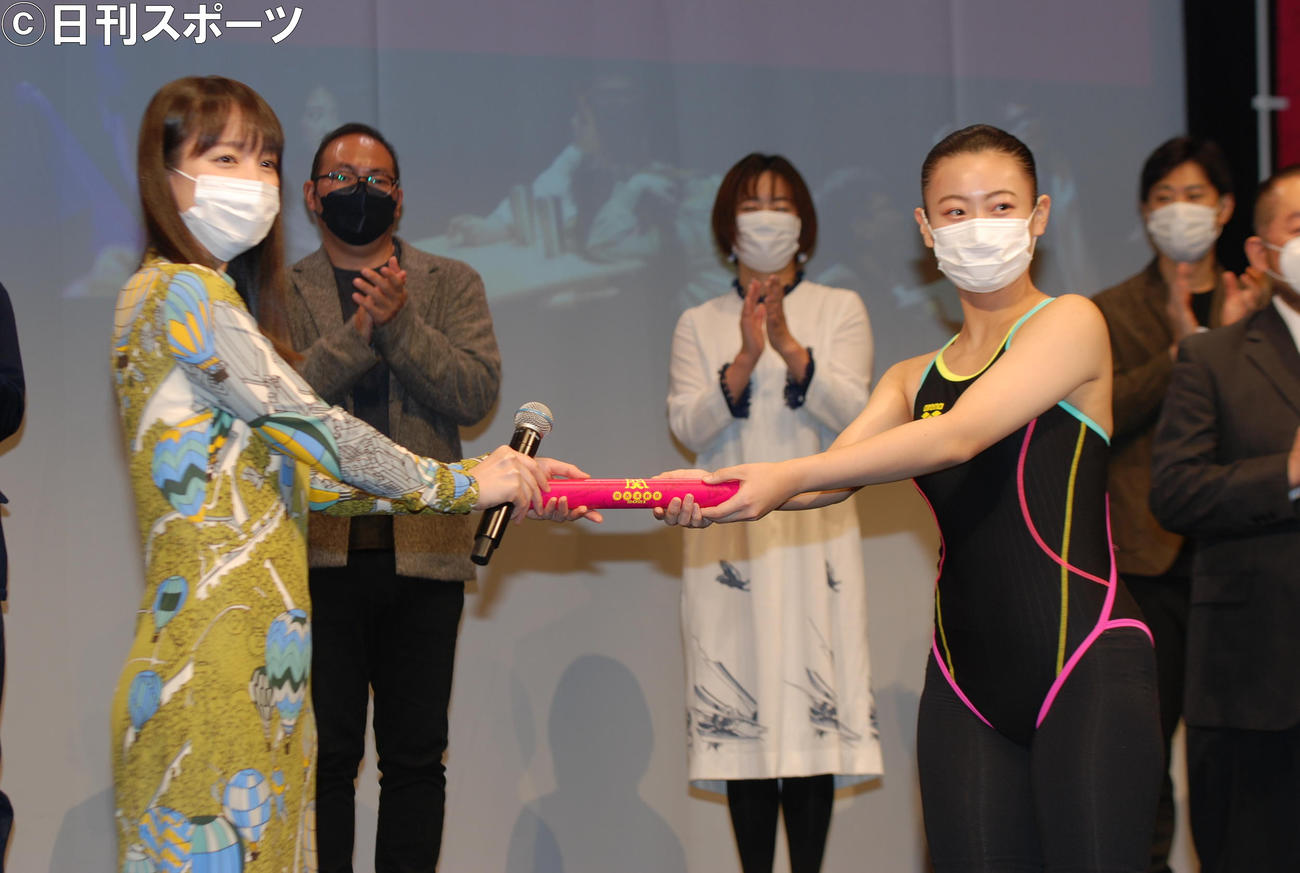 「関西演劇祭2021」の開会式で「真夏の太陽ガールズ」の劇団員にバトンを渡す吉岡里帆（左）（撮影・松浦隆司）