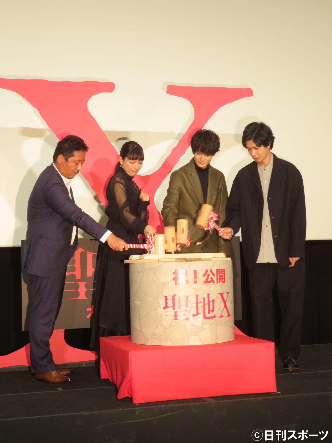 「聖地X」公開記念舞台あいさつで鏡開きをした、左から入江悠監督、川口春奈、岡田将生、薬丸翔（撮影・村上幸将）