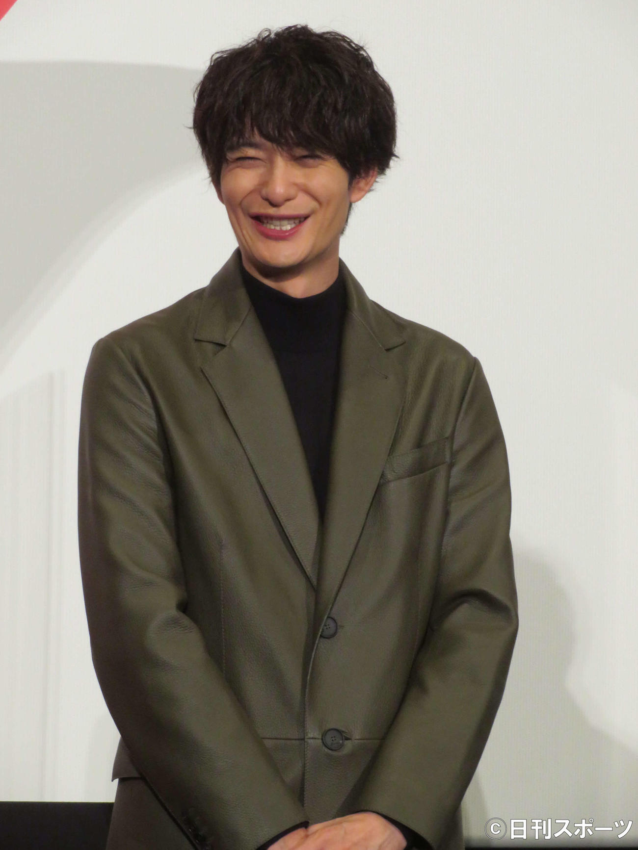 映画「聖地X」公開記念舞台あいさつで笑みを浮かべる岡田将生（撮影・村上幸将）