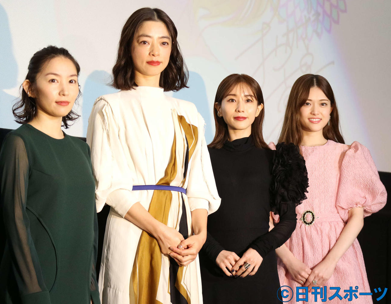 映画「ずっと独身でいるつもり？」の公開記念舞台あいさつに出席した、左から徳永えり、市川実和子、田中みな実、松村沙友理（撮影・小林千穂）