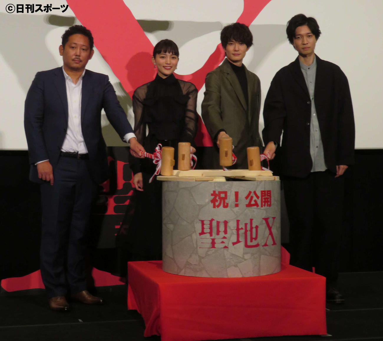 「聖地X」公開記念舞台あいさつで鏡開きをした、左から入江悠監督、川口春奈、岡田将生、薬丸翔（撮影・村上幸将）