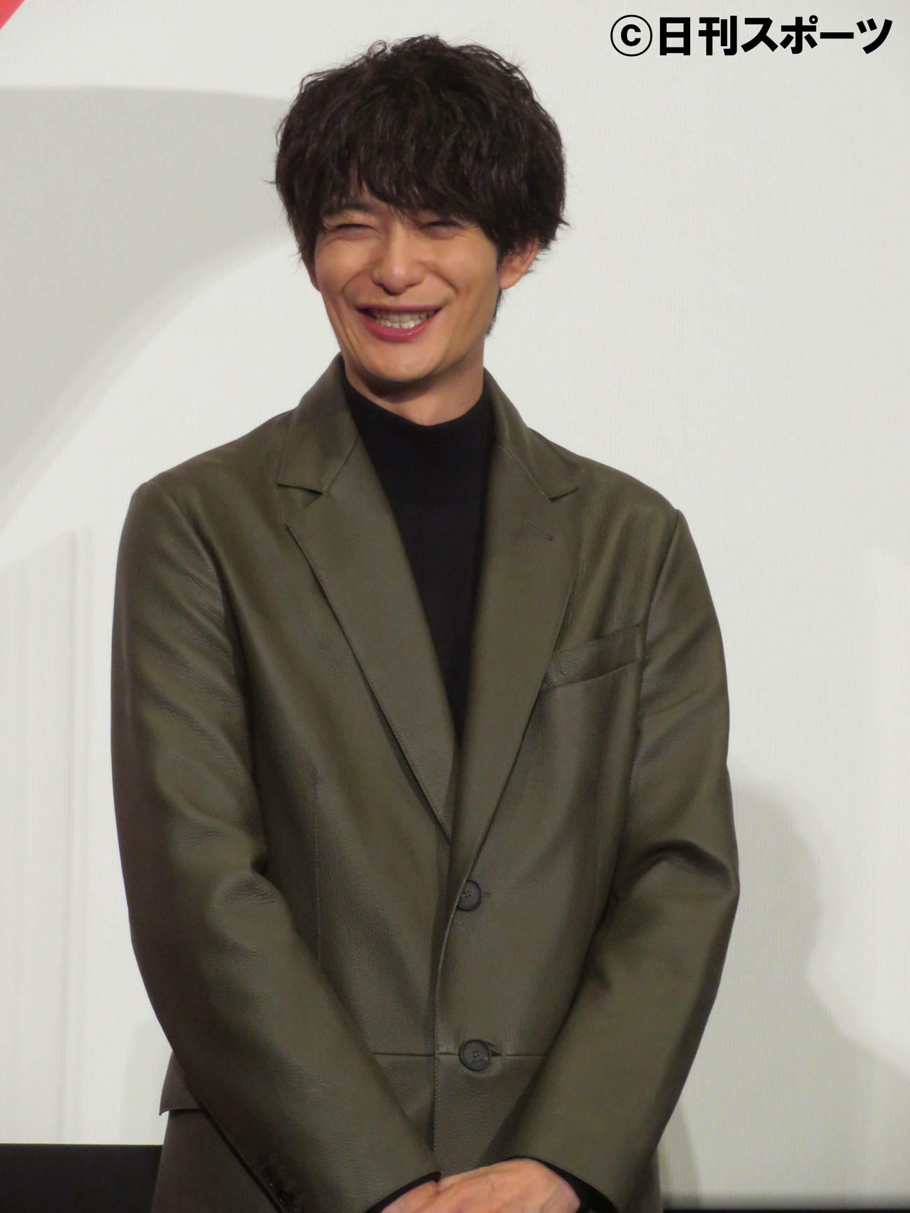 映画「聖地X」公開記念舞台あいさつで笑みを浮かべる岡田将生（撮影・村上幸将）