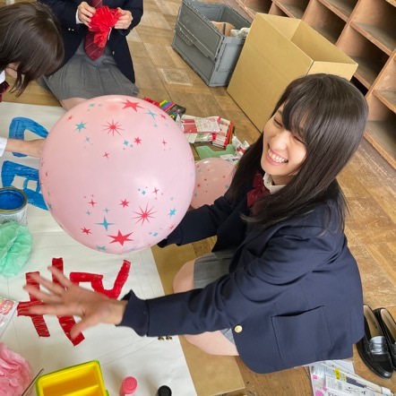 制服姿で文化祭の準備をする吉川愛（ラジエーションハウス2オフィシャルブログから）
