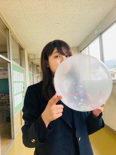 制服姿で風船とたわむれる吉川愛（ラジエーションハウス2オフィシャルブログから）