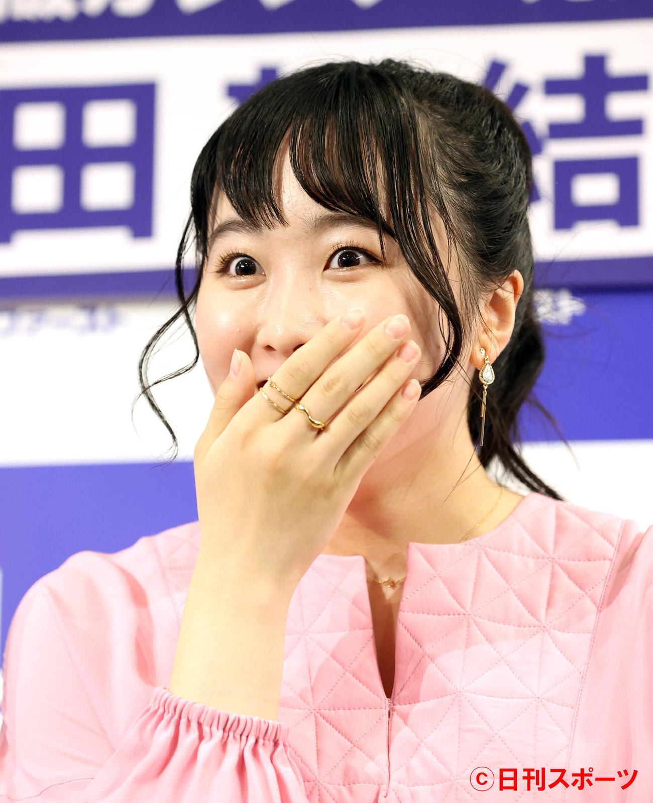 2022年のカレンダー発売イベントで、質問に驚いた表情を見せる本田望結（撮影・浅見桂子）