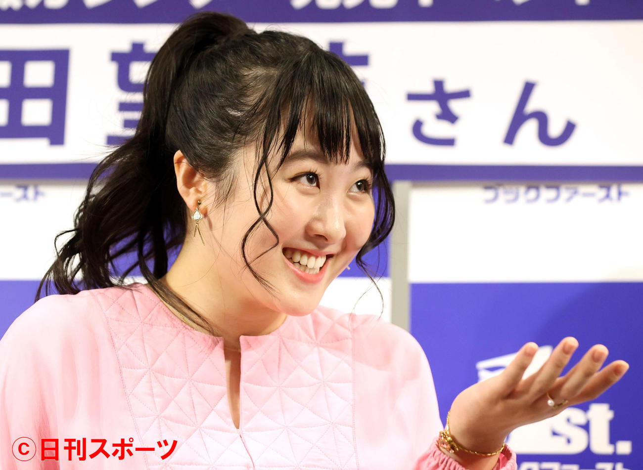 2022年のカレンダー発売イベントで、質問に笑顔で答える本田望結（撮影・浅見桂子）