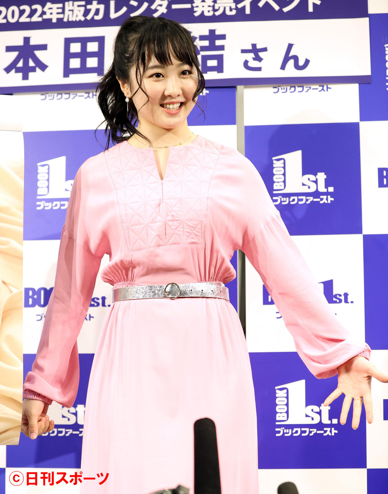2022年のカレンダー発売イベントで、質問に笑顔で答える本田望結（撮影・浅見桂子）