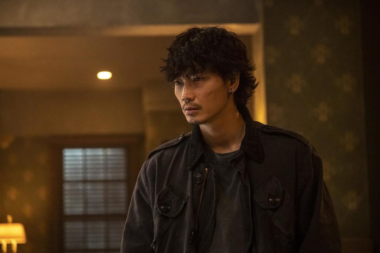 羽生誠一（綾野剛）は警視庁から指名手配された（C）カンテレ