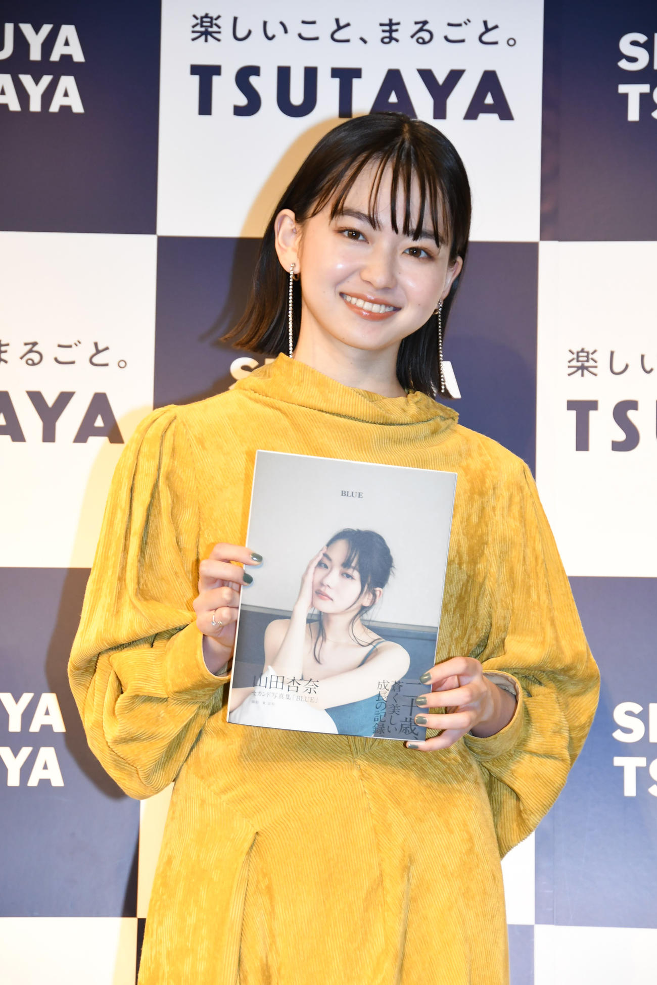 セカンド写真集「BLUE」発売イベントを行った、山田杏奈