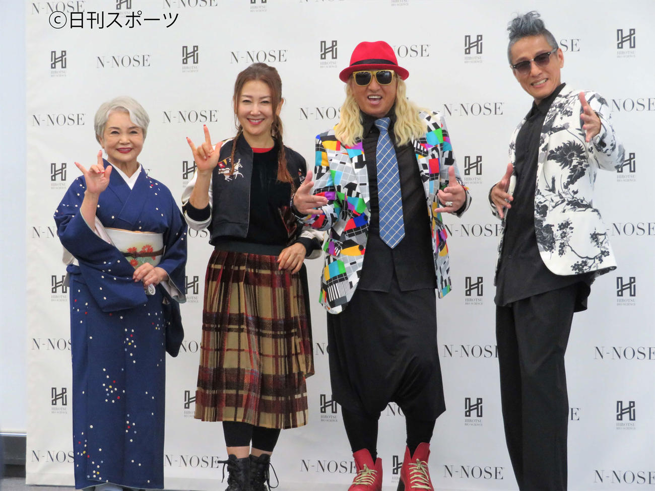 がん早期検査啓発キャンペーン・イベントに出席した、左から東英子氏、東ちづる、ＤＪ　ＫＯＯ、ｍｏｔｓｕ（撮影・三須佳夏）