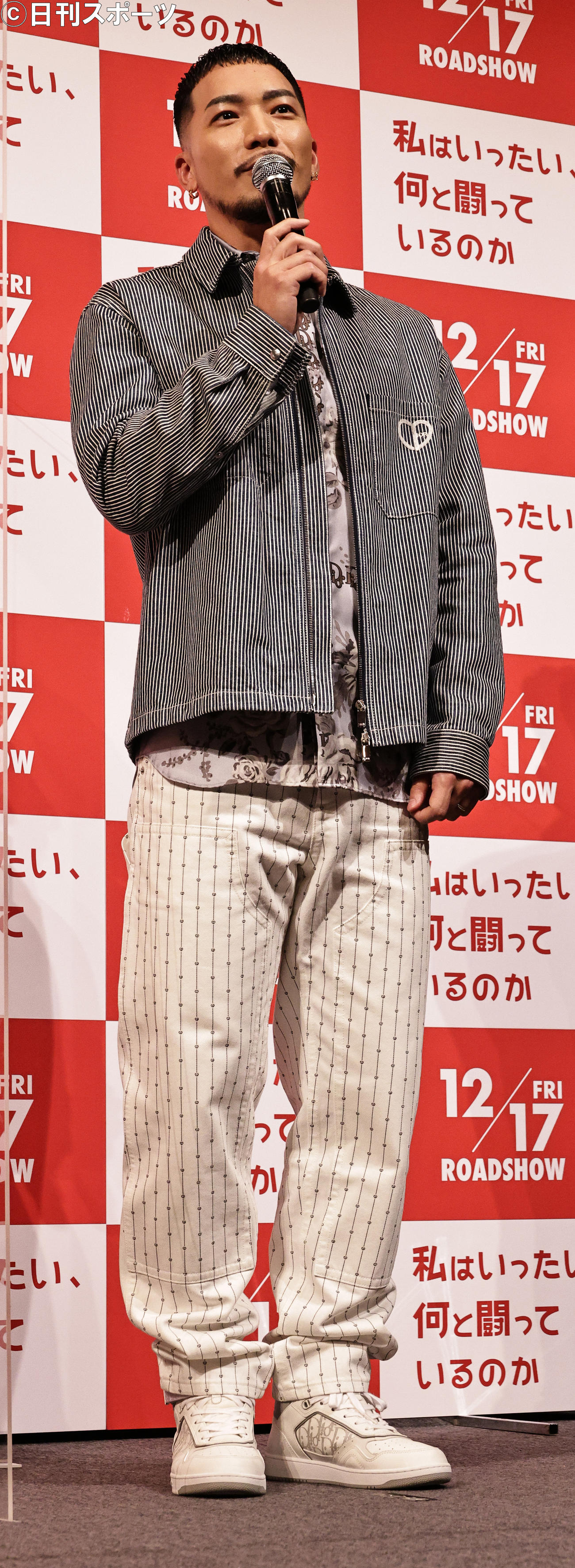 映画「私はいったい、何と闘っているのか」のプレミアイベントで結婚報告をするSWAY（撮影・中島郁夫）