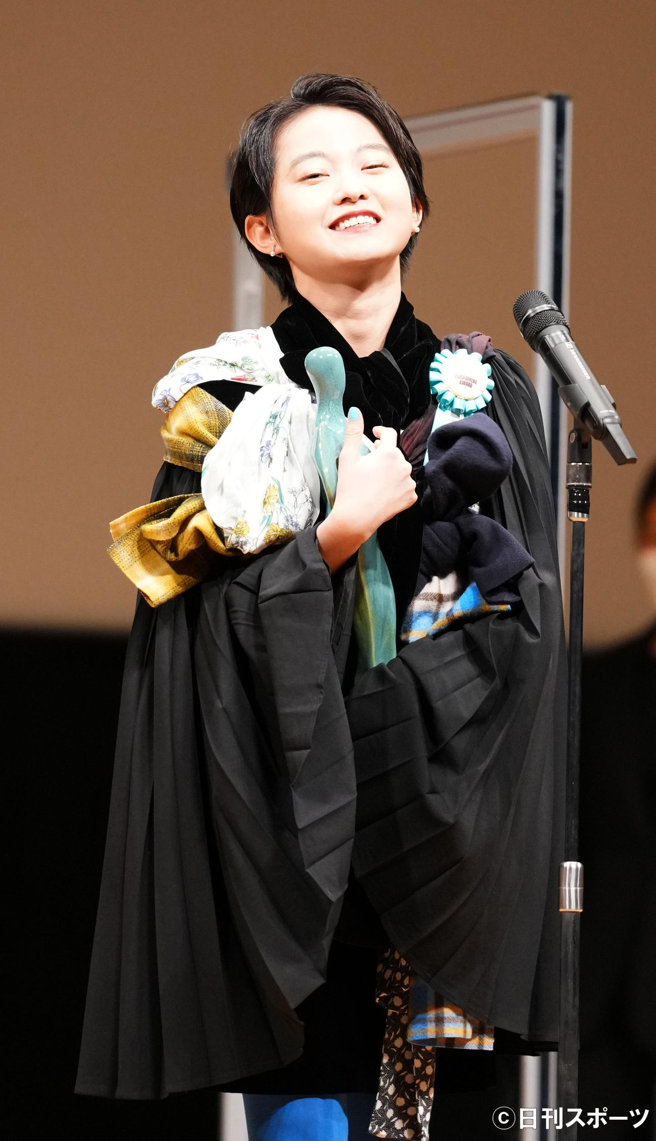 第13回TAMA映画賞で最優秀新進女優賞を受賞し笑顔を見せる伊藤万理華（撮影・横山健太）