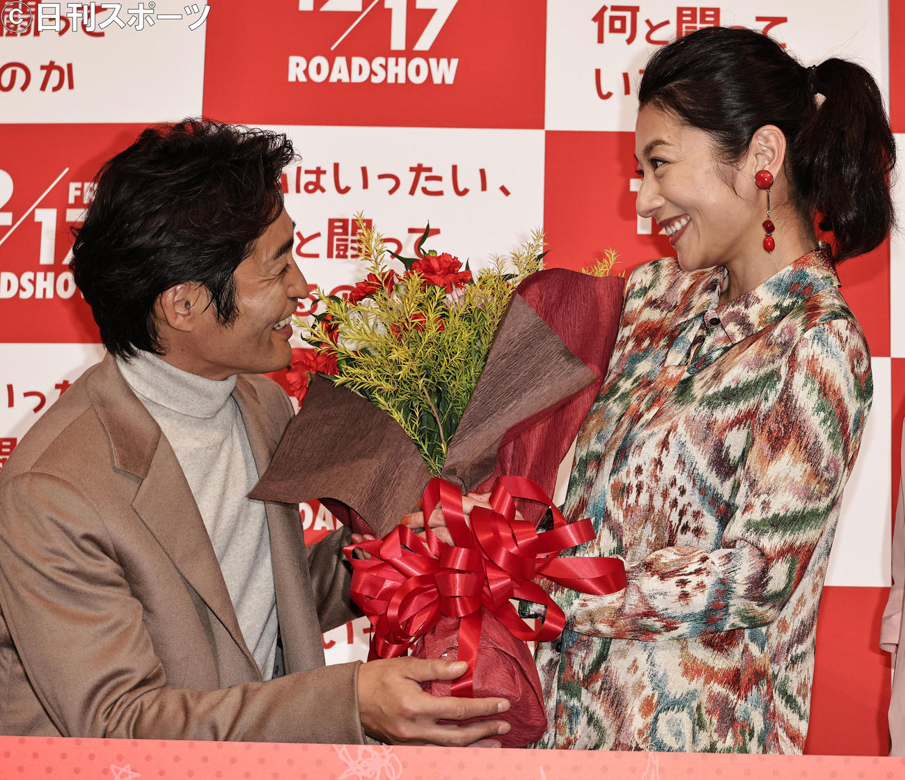 映画「私はいったい、何と闘っているのか」のプレミアイベントで安田顕（左）から誕生日の花束を贈られる小池栄子（撮影・中島郁夫）