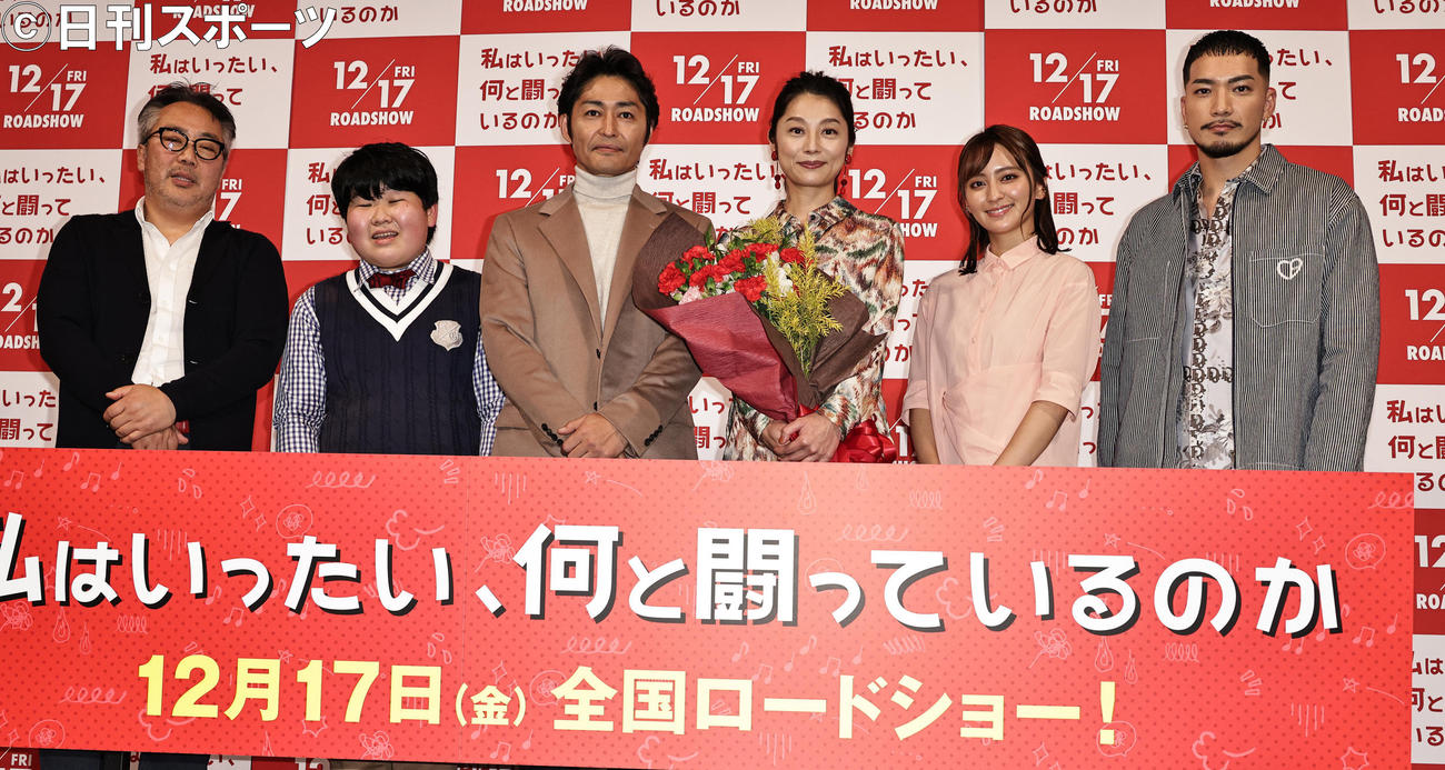 映画「私はいったい、何と闘っているのか」のプレミアイベントを行った、左から李闘士男監督、小山春朋、安田顕、小池栄子、岡田結実、SWAY（撮影・中島郁夫）