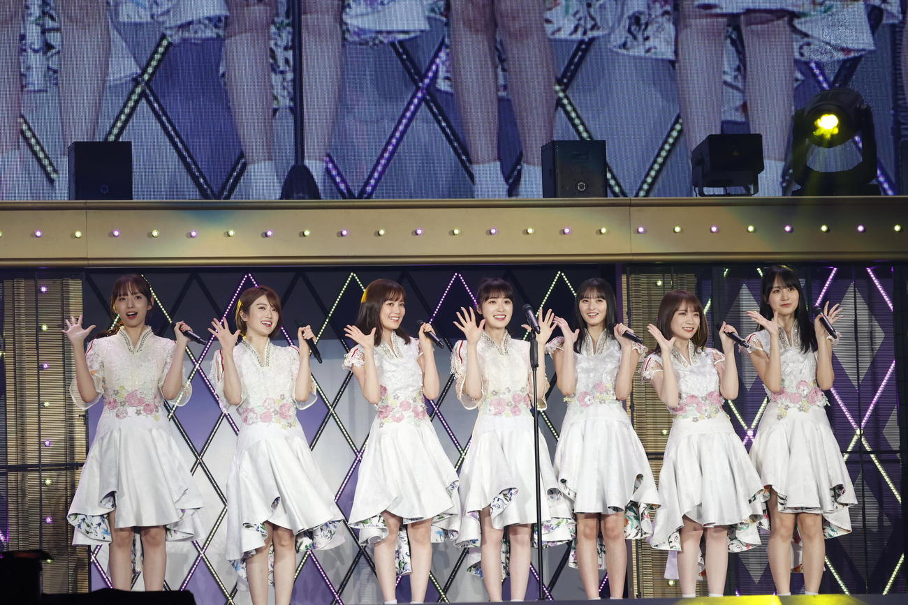乃木坂46の「真夏の全国ツアーFINAL！」で「せっかちなかたつむり」を歌ったメンバー。左から新内眞衣、樋口日奈、生田絵梨花、高山一実、遠藤さくら、秋元真夏、賀喜遥香