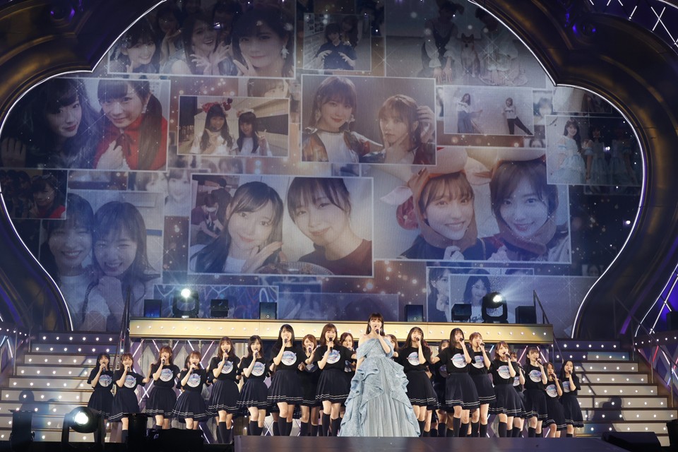 乃木坂46の「真夏の全国ツアー2021」ファイナル公演で高山一実（中央）中心にパフォーマンスするメンバー