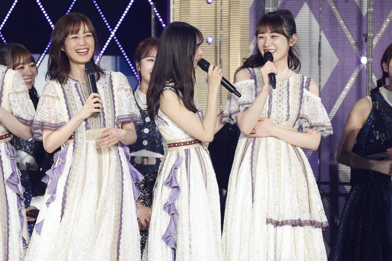 乃木坂46の「真夏の全国ツアーFINAL！」で笑顔を見せる高山一実（右）