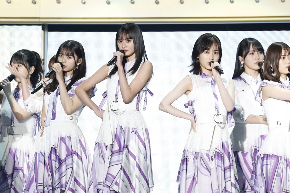 乃木坂46の「真夏の全国ツアー2021」ファイナル公演でパフォーマンスするメンバー。中央左は遠藤さくら、同右は山下美月