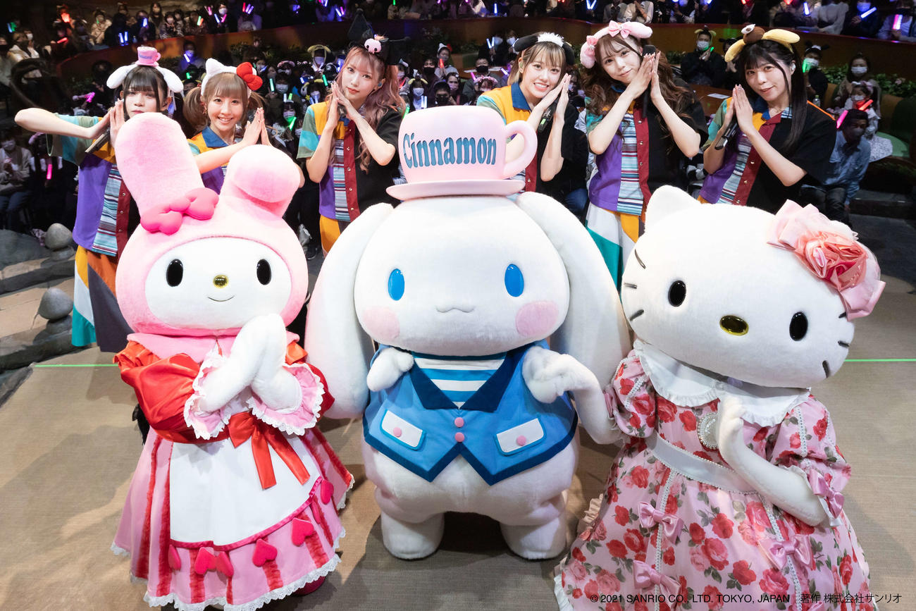 サンリオピューロランドでライブを行ったおこさまぷれ～と。の左から、ゆあてゃん、かすみん、しゅがー、のぴ、りあら、ちゃき。前は左からマイメロディ、シナモロール、ハローキティ