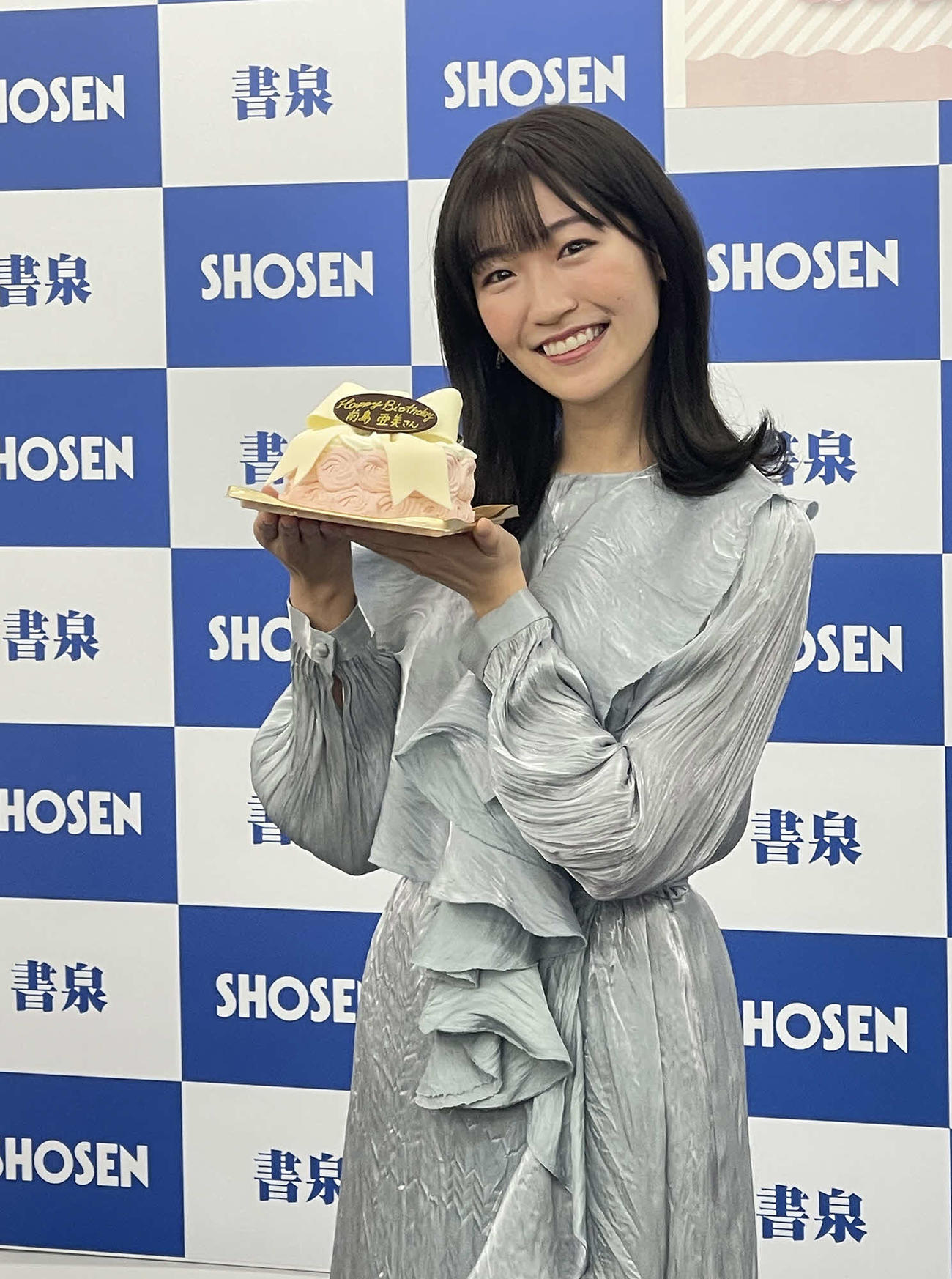 写真集「白群」の発売記念会見を行った前島亜美