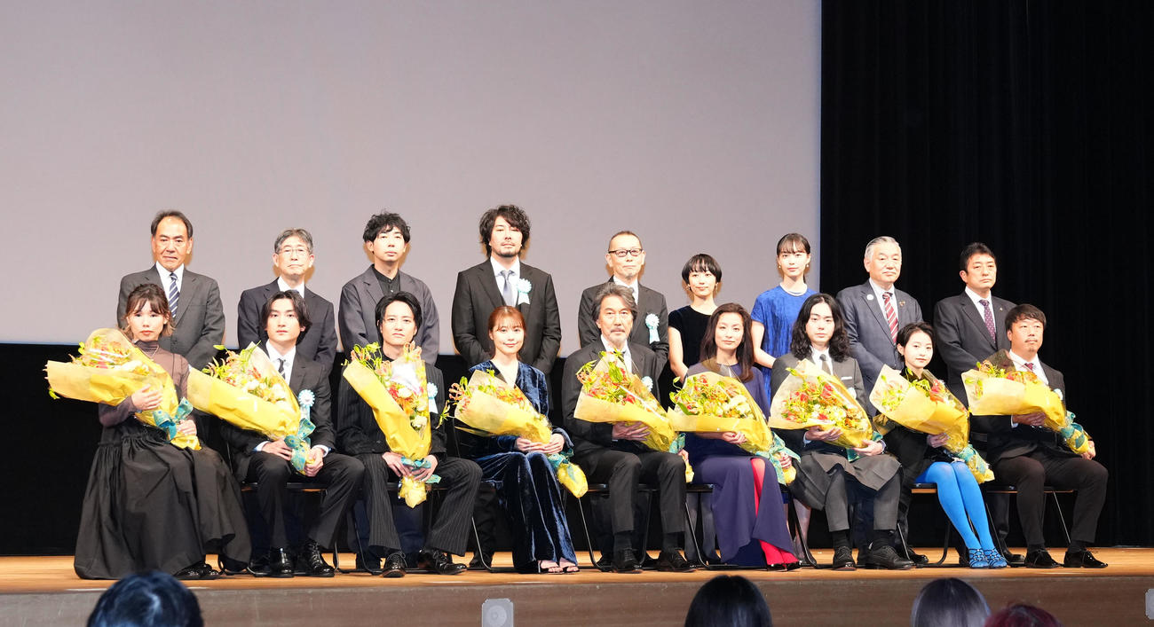 第13回TAMA映画賞に登壇した、前列左から岨手由貴子監督、金子大地、藤原季〓（竹カンムリに却の去が食ヘンの旧字体のヒトガシラを取る）、有村架純、役所広司、尾野真千子、菅田将暉、伊藤万理華、山本プロデューサー、後列左3人目から松本壮史監督、藤元明緒監督、土井裕泰監督、横浜聡子監督（撮影・横山健太）