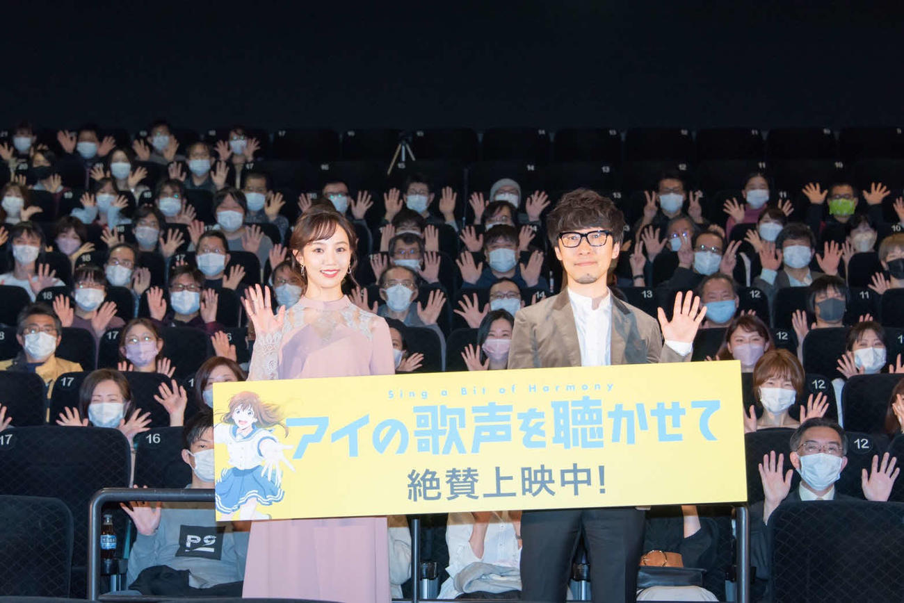 映画「アイの歌声を聴かせて」の公開記念舞台あいさつに登壇した咲妃みゆ（左）と吉浦康裕監督