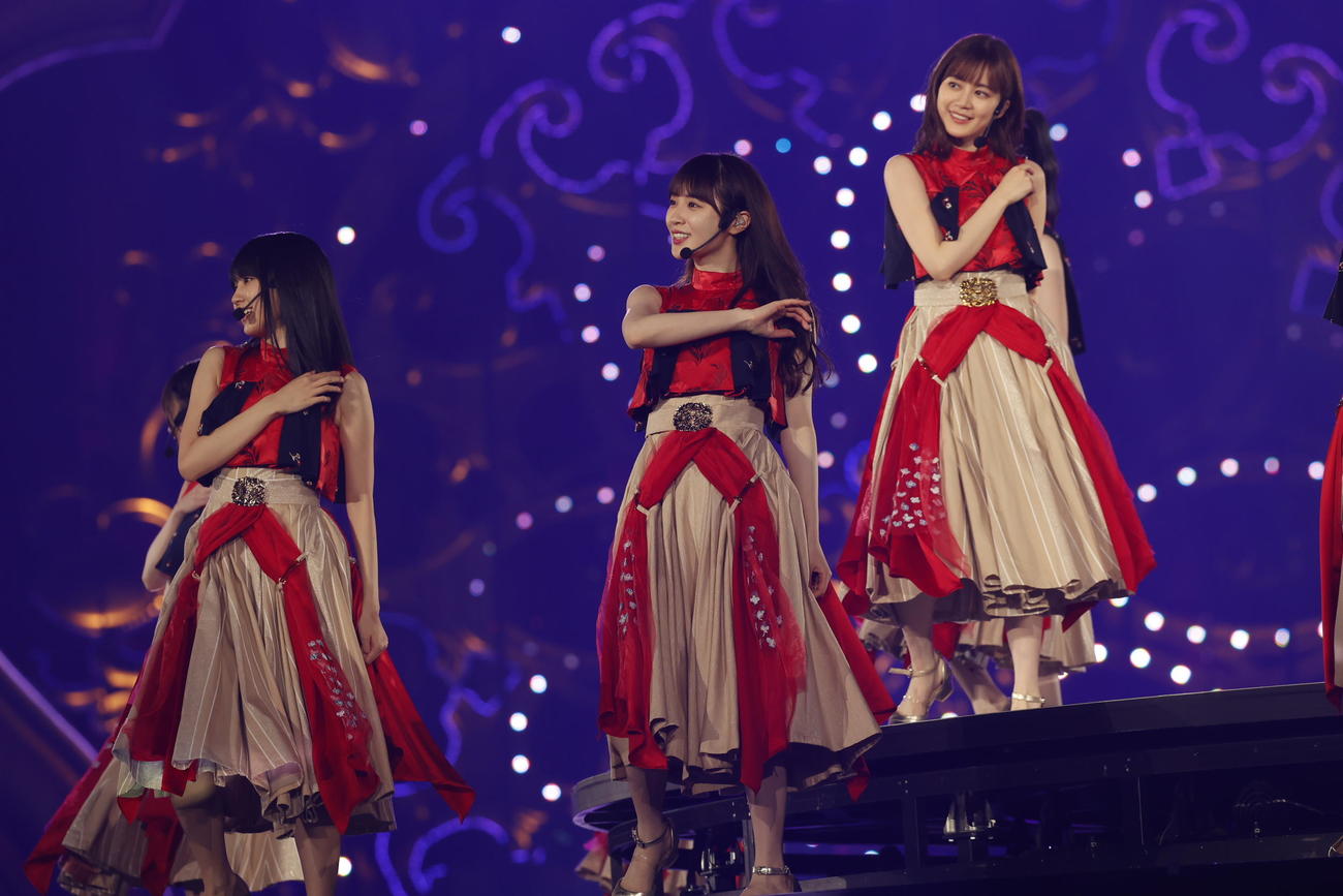 乃木坂46の「真夏の全国ツアーFINAL！」でパフォーマンスする高山一実（中央）