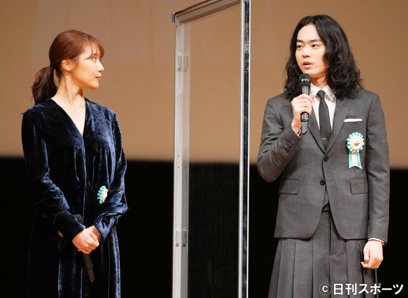 マイクを持った菅田将暉（右）を見つめる有村架純（撮影・横山健太）