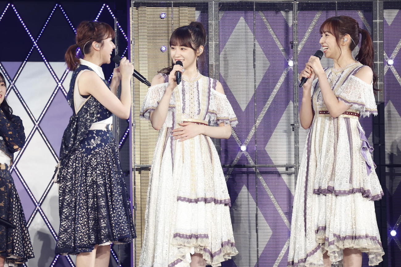 乃木坂46の「真夏の全国ツアーFINAL！」で笑顔を見せる高山一実（中央）