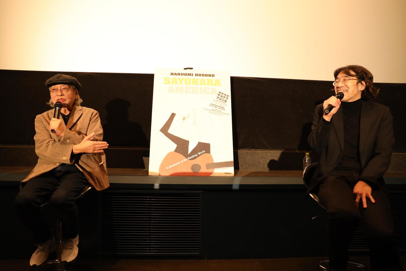 ドキュメンタリー映画「SAYONARA AMERICA」公開記念舞台あいさつで語り合う細野晴臣（左）と佐渡岳利監督