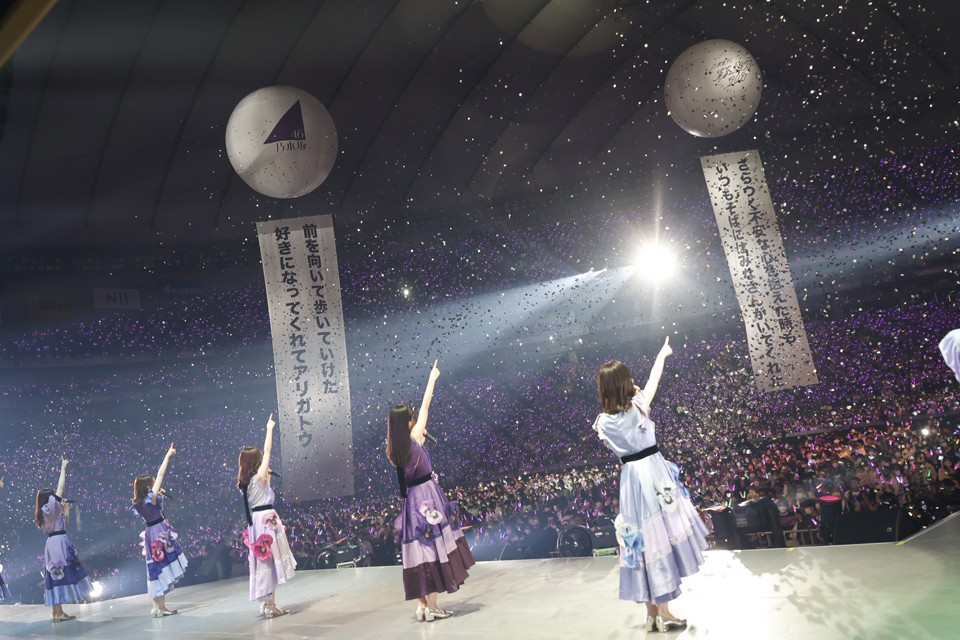 乃木坂46の「真夏の全国ツアー2021」ファイナル公演でパフォーマンスするメンバー
