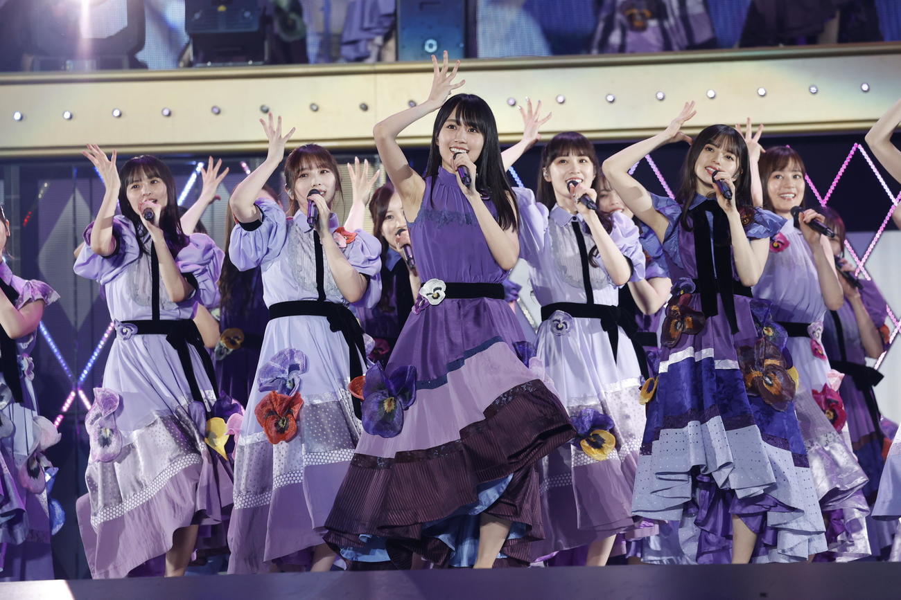 最新シングル「君に叱られた」を披露する乃木坂46。中央は賀喜遥香
