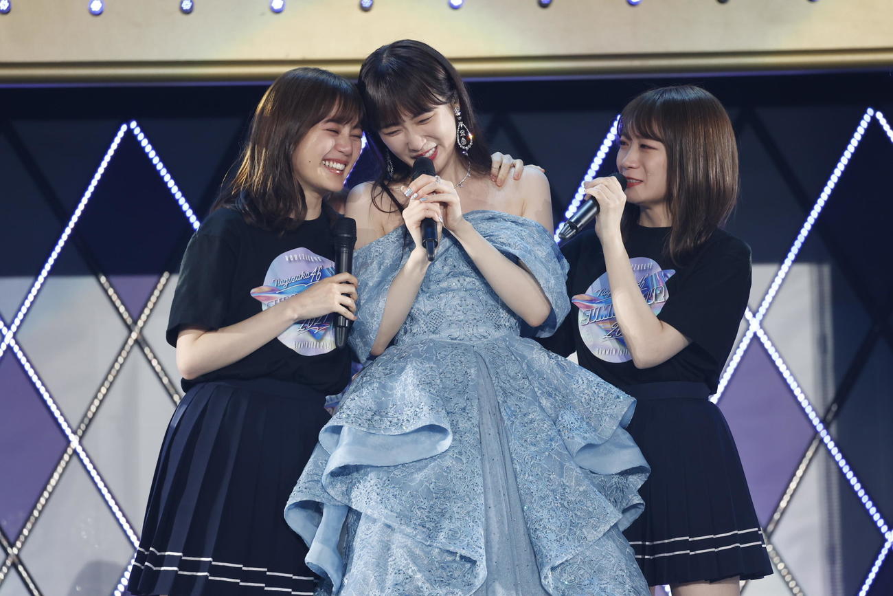 高山一実（中央）に涙目で身を寄せる生田絵梨花と秋元真夏