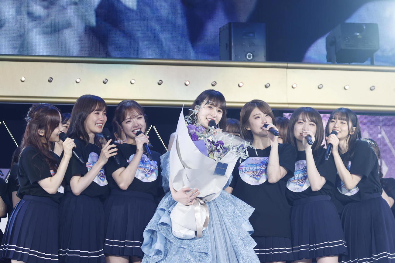 花束を受け取り1期生に囲まれる高山一実（中央）。左から星野みなみ、生田絵梨花、和田まあや、1人おいて樋口日奈、秋元真夏、齋藤飛鳥