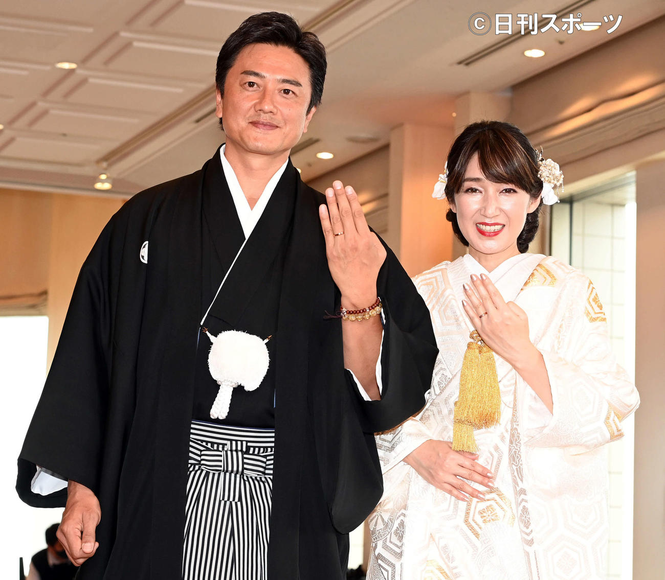 神前結婚式を挙げ、笑顔でポーズを決める原田龍二（左）と愛夫妻（撮影・たえ見朱実）