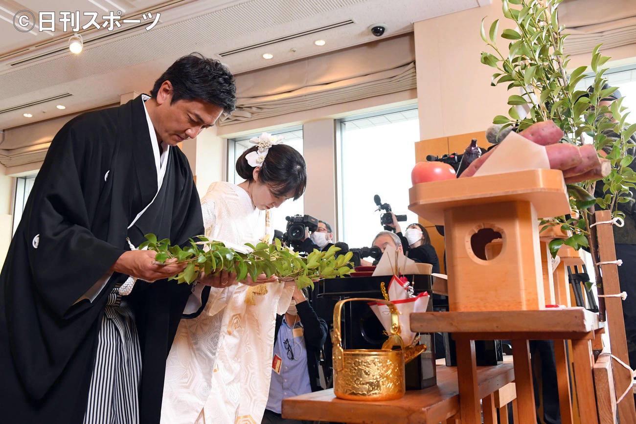 神前結婚式を挙げた原田龍二（左）と愛夫妻（撮影・たえ見朱実）