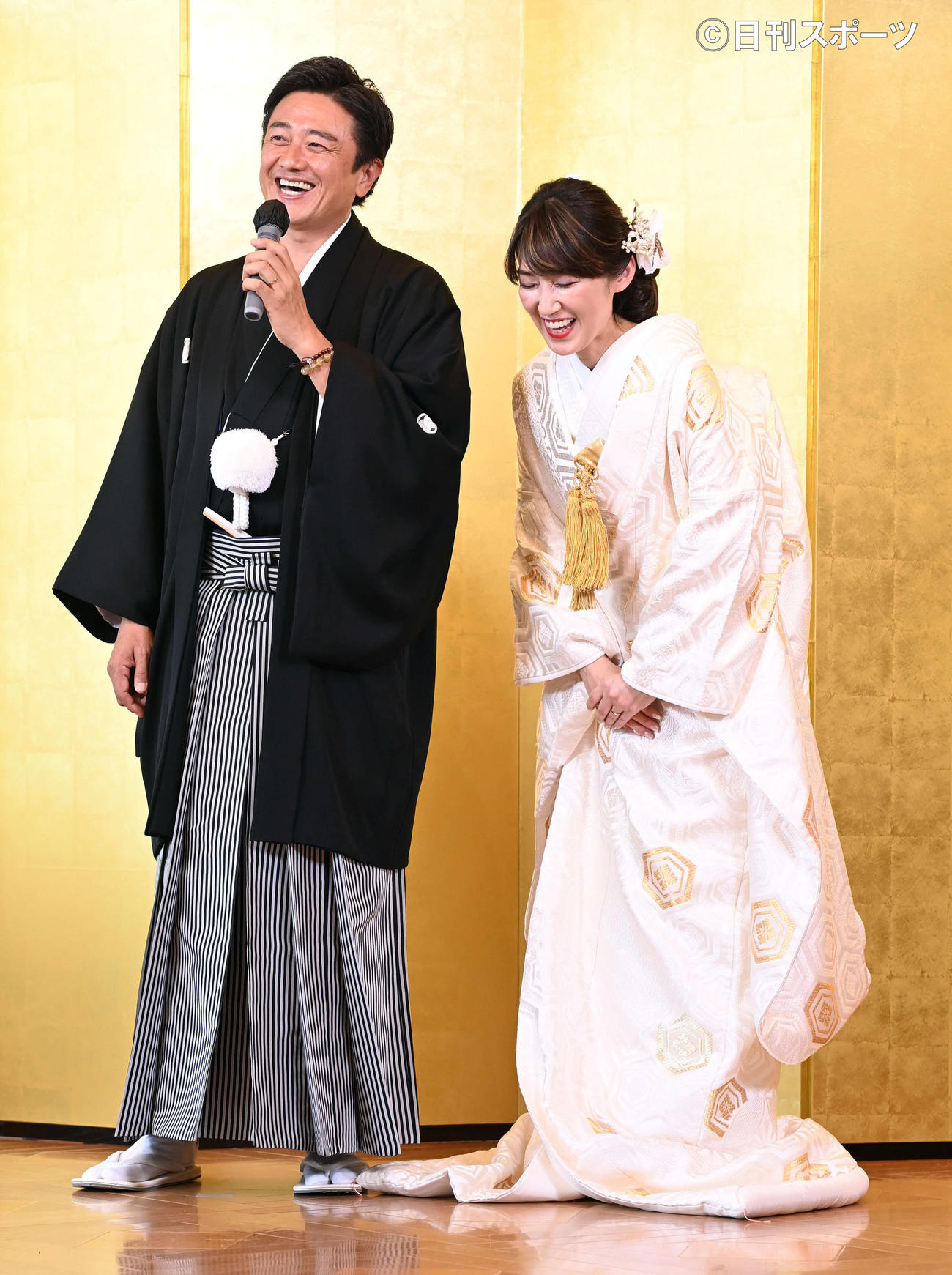 「別れない理由」の出版記者会見で笑顔を見せる原田龍二（左）と愛夫妻（撮影・たえ見朱実）