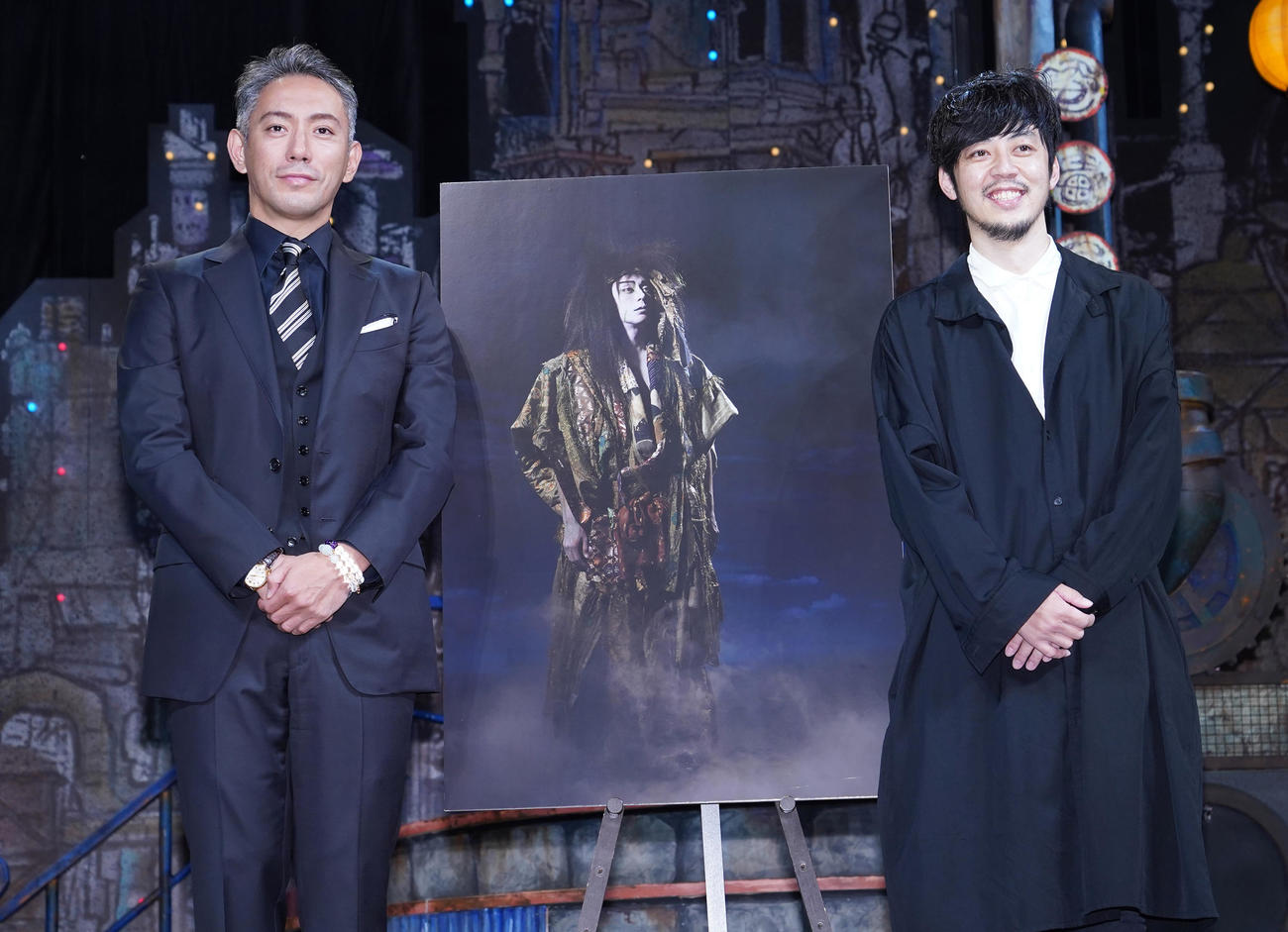 新作歌舞伎「プペル～天明の護美人間～」の制作発表会見で記念写真に納まる市川海老蔵（左）とキングコング西野亮廣（撮影・菅敏）